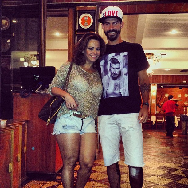 Viviane Araújo e o noivo, Radamés, em churrascaria no Rio (Foto: Instagram/ Reprodução)