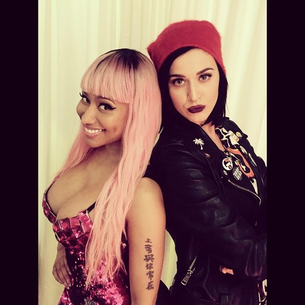 Nicki Minaj posa decotada ao lado de Katy Perry (Foto: Instagram/ Reprodução)