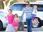 Jennifer Garner curte dia de sol com os filhos