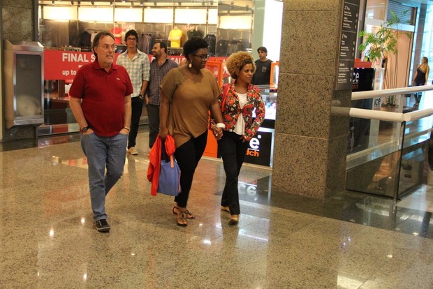 Elen Oleria passeia com a namorada em shopping no RJ (Foto: Marcus Pavão/AgNews)