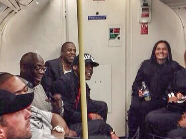 Jay-Z anda de metrô em Londres, na Inglaterra (Foto: Grosby Group/ Agência)