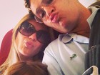 Pedro Leonardo manda beijo e posa com a família