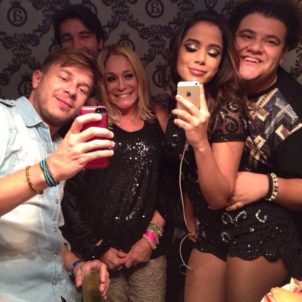 thiago Fortes, Sandro Pedroso, Susana Vieira, Anitta e Gominho em bastidores de show em São Paulo (Foto: Instagram/ Reprodução)