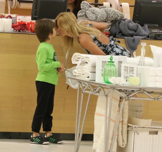 Carolina Dieckmann no shopping com o filho (Foto: Marcus Pavão / AgNews)
