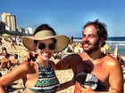 Mariana Gross exibe barrigão de grávida na praia