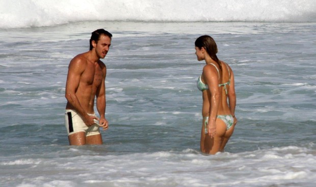 Priscila Fantin com o marido na praia (Foto: J. Humberto / AgNews)