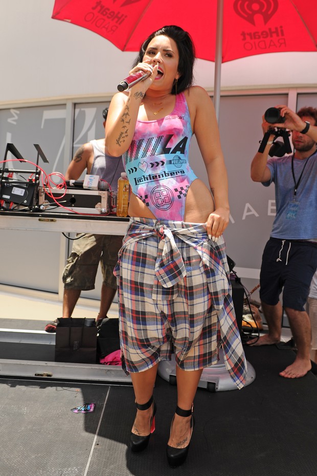 Demi Lovato se apresenta em festa na piscina em Miami, nos Estados Unidos (Foto: Larry Marano/ Getty Images)