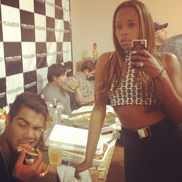 Micael Borges e Roberta Rodrigues em bastidores de show em São Paulo (Foto: Instagram/ Reprodução)