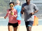 Seu Jorge corre com Fernanda Keller na orla do Leblon, no Rio de Janeiro
