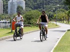 Ex-BBB André pedala na orla da Lagoa, no Rio, e é cercado por fãs