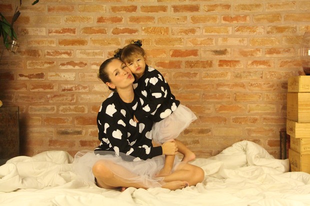 Bianca Castanho posa com roupas de sua marca com a filha Cecília (Foto: Divulgação)
