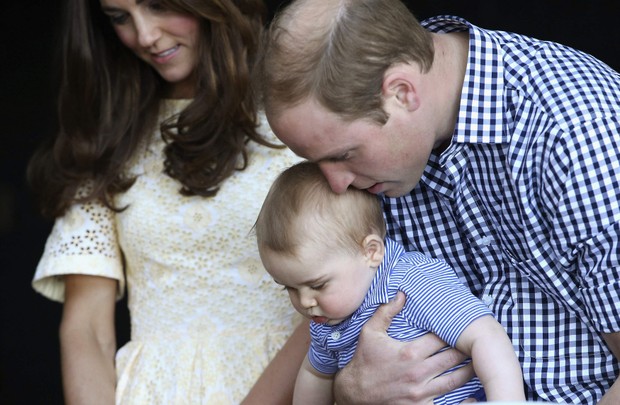 Príncipe William e Kate Middleton com o pequeno George (Foto: Reuters)
