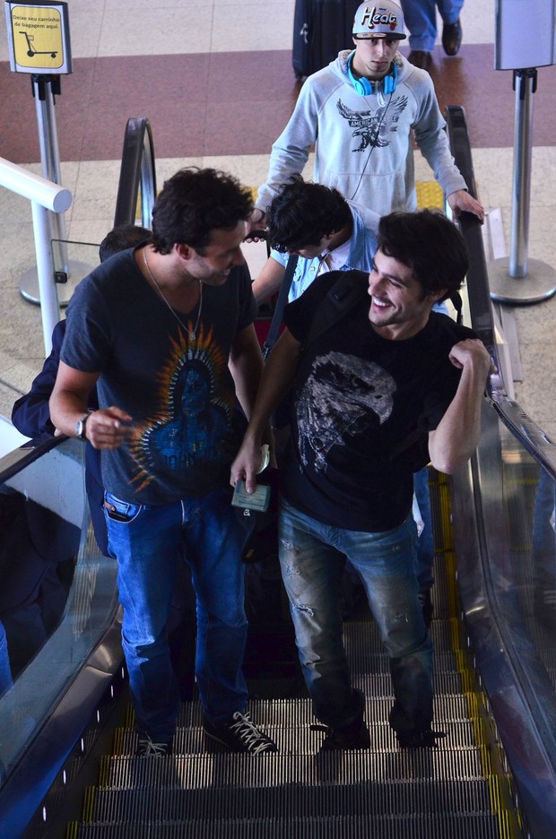 Fernando Rodrigues e Guilherme Leicam no aeroporto (Foto: William Oda / Agnews)