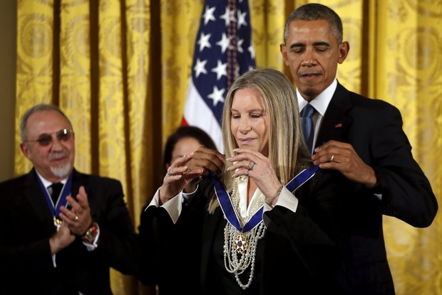 Barack Obama e Barbra Streisand (Foto: REUTERS/Carlos Barria)