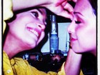 Regina Duarte ajuda a filha Gabriela a retocar maquiagem 