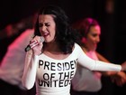 Na véspera do aniversário, Katy Perry se apresenta em comício de Obama
