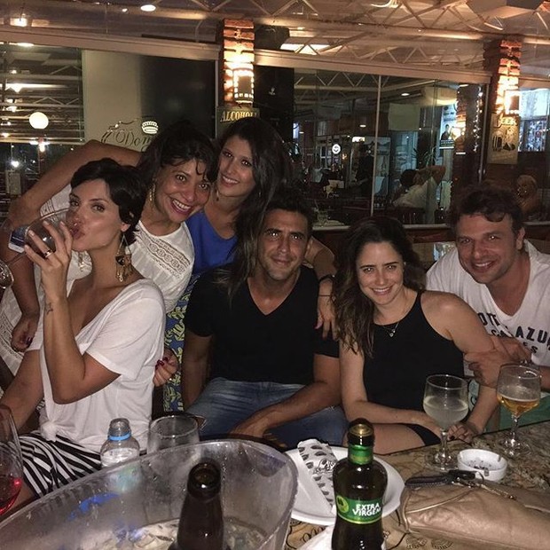 Camila Rodrigues, André Marques, Fernanda Vasconcellos e Cássio Reis com amigos (Foto: Instagram/ Reprodução)