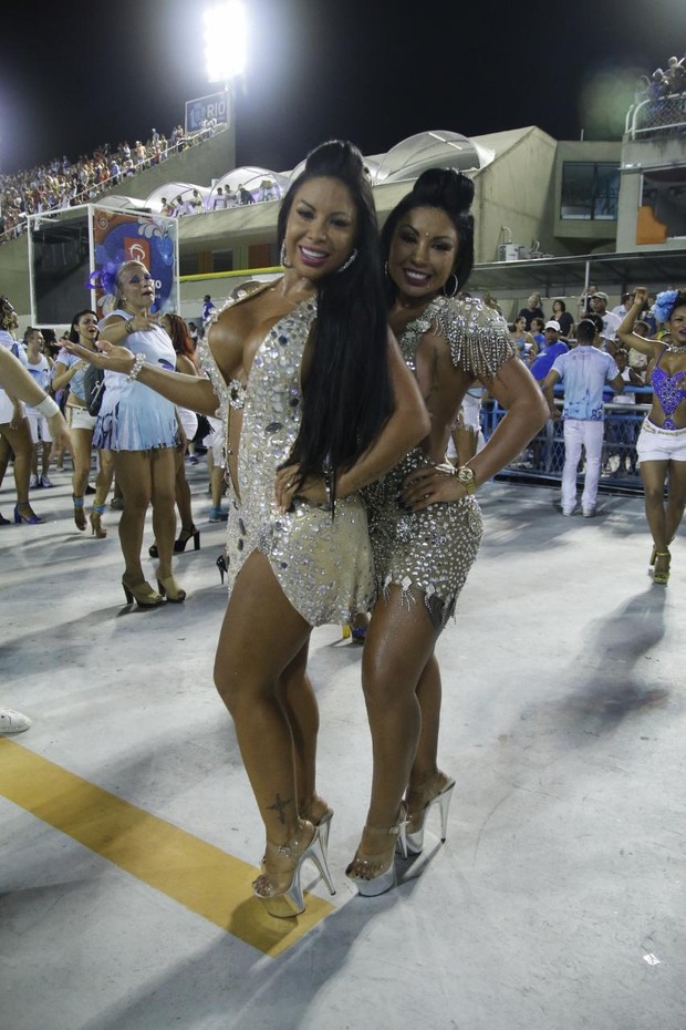 Gêmeas Bruna no ensaio da Beija-flor (Foto:  Daniel Pinheiro /AgNews)