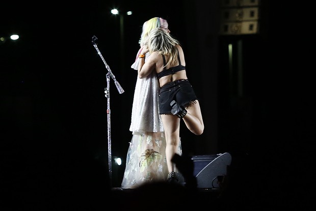 Fã  que subiu no palco no show de Katy Perry no Rock in Rio (Foto: Reprodução / Twitter)