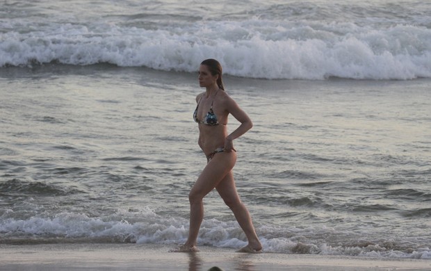 Letícia Spiller na praia (Foto: Dilson Silva / AgNews)