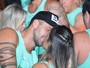 Ex-BBB Diogo Pretto beija muito no show da Banda Eva em Salvador