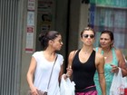 De shortinho, Grazi Massafera passeia com Anna Lima no Rio