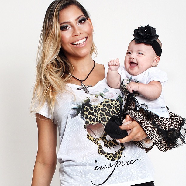 Ex-BBB Karla posa com a filha para campanha (Foto: Instagram)