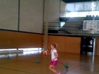 Shakira joga basquete e faz cesta