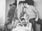 Rodrigão posta foto dando selinho em Adriana Sant'Anna com filho no meio