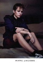 Miley Cyrus posa em clima sombrio em nova campanha de Marc Jacobs