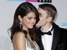 Selena Gomez ganha beijo de Justin Bieber em premiação