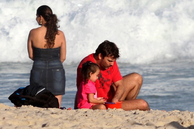 Marcelo Faria na praia com a filha (Foto: Wallace Barbosa / AgNews)