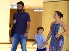 Rodrigo Lombardi passeia no shopping com a mulher e o filho