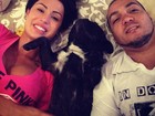 Gracyanne Barbosa posta foto de momento relax com o marido e cão