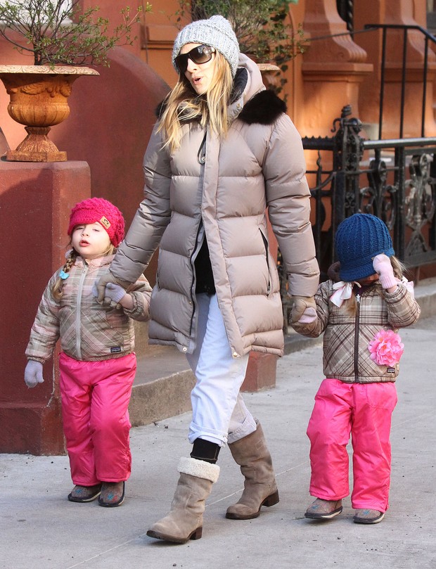 Sarah Jessica Parker passeia com as filhas por Nova York (Foto: Splash News)