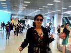 Giovanna Antonelli embarca em aeroporto com botas à la paquita
