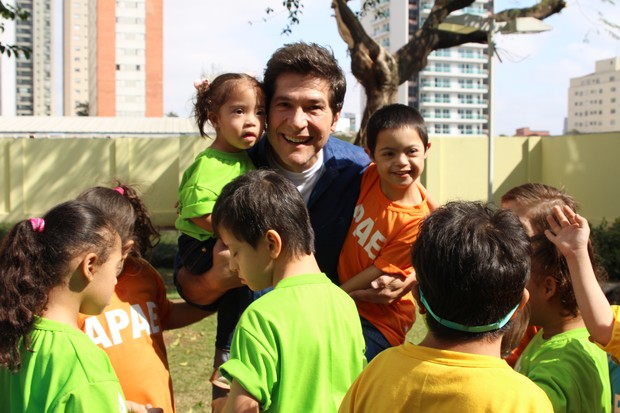 Daniel com crianças da APAE (Foto: Marcio Bertolone / Divulgação)