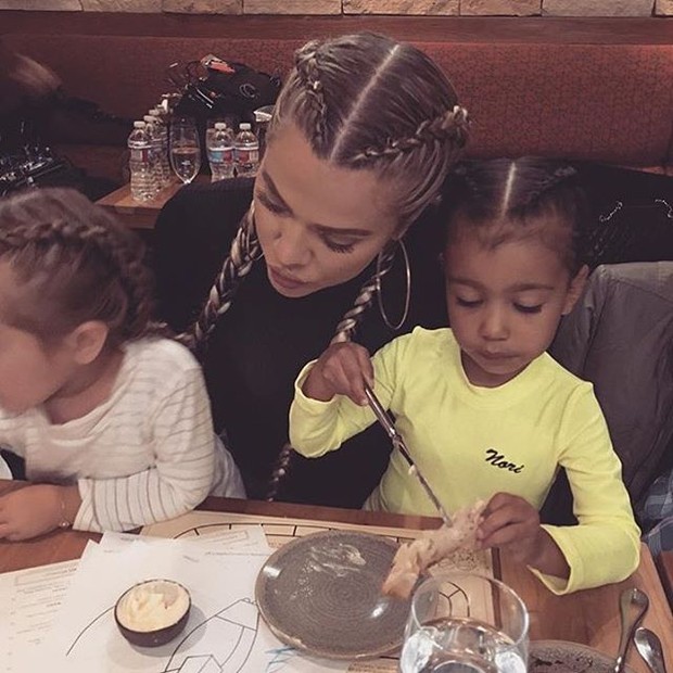 Khloe Kardashian com as sobrinhas Penelope e North West (Foto: Instagram/ Reprodução)