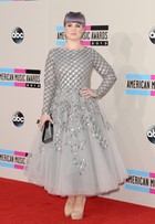 'Não fotografou bem', diz Kelly Osbourne após críticas sobre look 