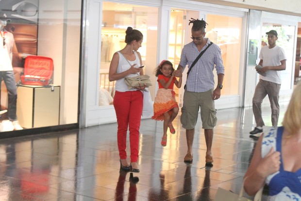 Tânia Khalill com a filha Isabela e o marido, Jairzinho, em shopping no Rio (Foto: Daniel Delmiro/ Ag. News)