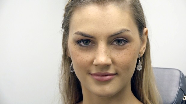 Antes e depois: a modelo Ketleen Hobold mostra passo a passo de como criar falsas sardas usando apenas maquiagem (Foto: Jessica Monstans/EGO)