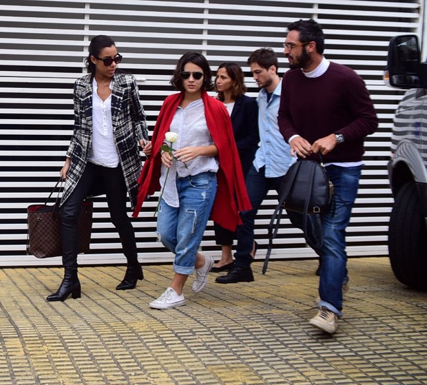 Camila Pitanga e elenco de Velho Chico chegam a velório de Domingos Montagner (Foto: EGO)