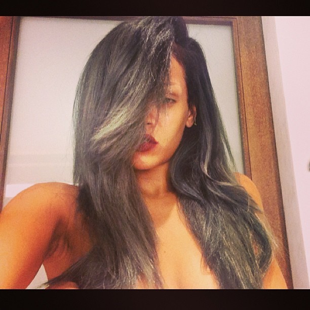 Sem camisa, Rihanna exibe seu cabelo cinza (Foto: Instagram/ Reprodução)