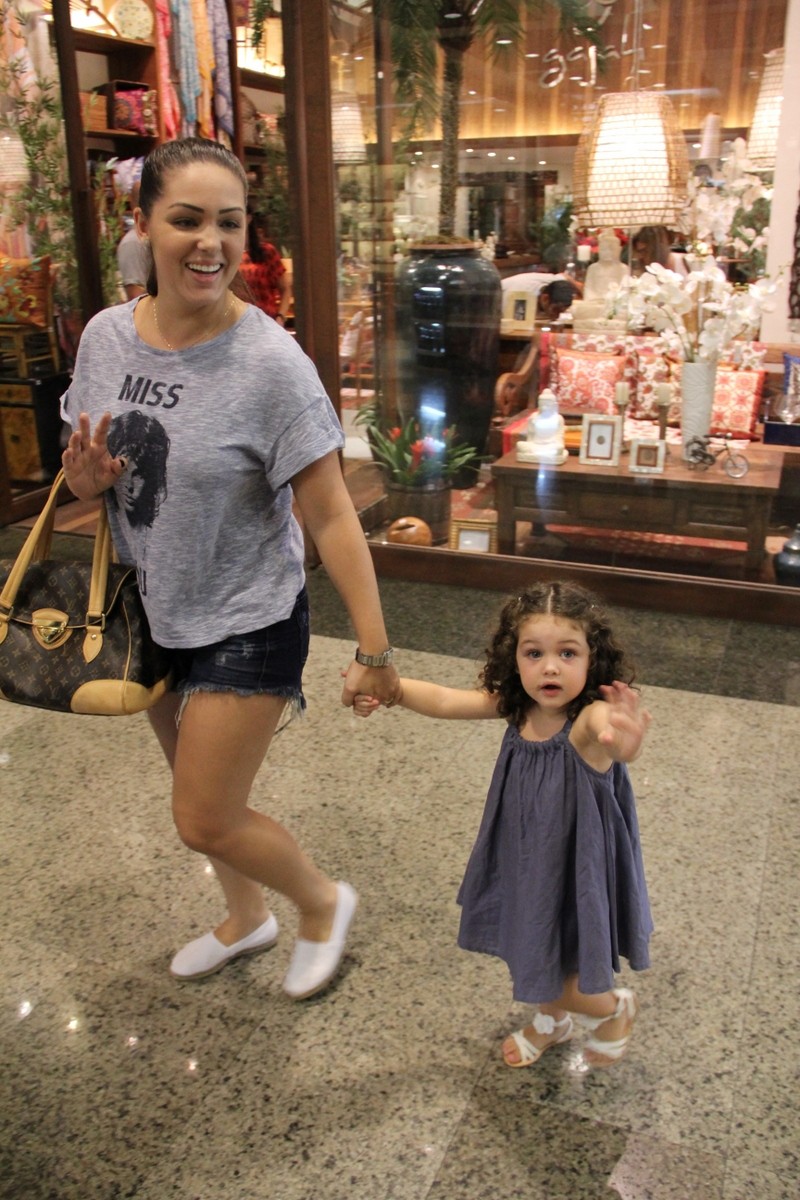 Tânia Mara passeia com filha (Foto: Marcus Pavão/AgNews)