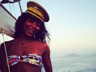 Aos 44 anos, Naomi Campbell mostra corpo sarado em passeio de barco