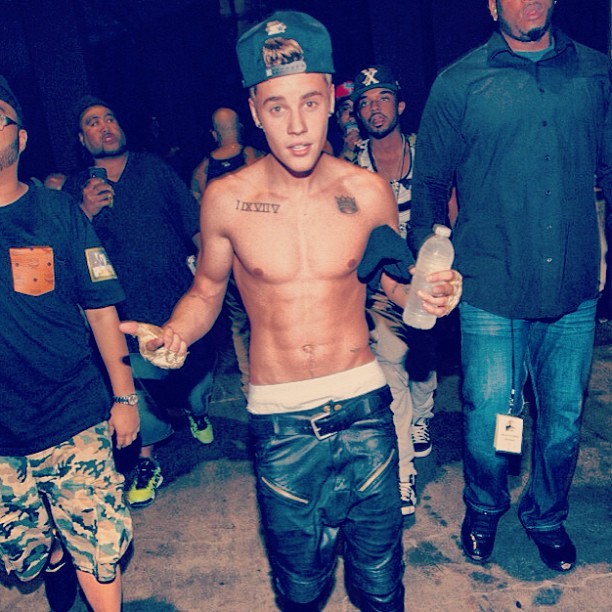 Justin Bieber posa sem camisa e com a cueca à mostra (Foto: Instagram/ Reprodução)