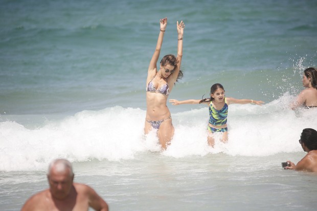 Alessandra Ambrósio e a filha Anja em praia de Florianópolis (Foto: Agnews)