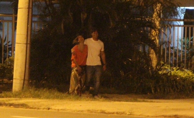 Juliana Paes com o marido, Carlos Eduardo Baptista, na Barra da Tijuca, Zona Oeste do Rio (Foto: Delson Silva/ Ag. News)
