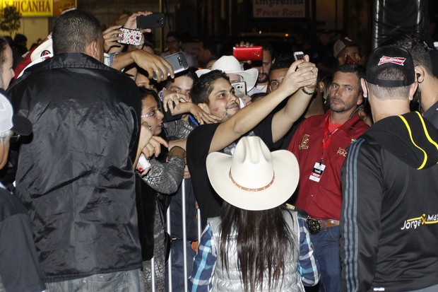 Jorge atende fãs na porta de camarim (Foto: Celso Tavares/EGO)