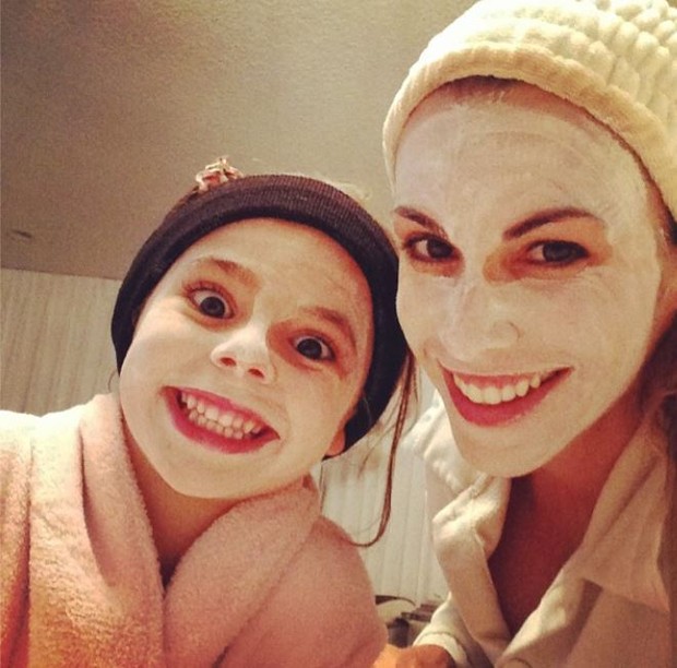 Joana Prado e a filha com máscara de beleza (Foto: Reprodução/ Instagram)
